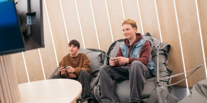 Zwei Jungs Gamen in der EAB