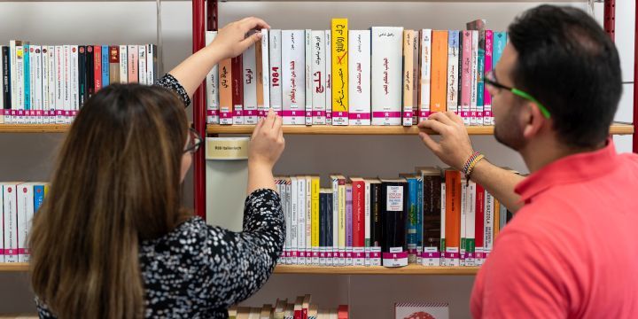 Zwei Menschen stehen in der Bücherei Jena am Regal  ©JenaKultur | C. Worsch