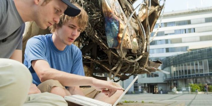Zwei Männer recherchieren Medien der Ernst-Abbe-Bücherei Jena am Laptop 