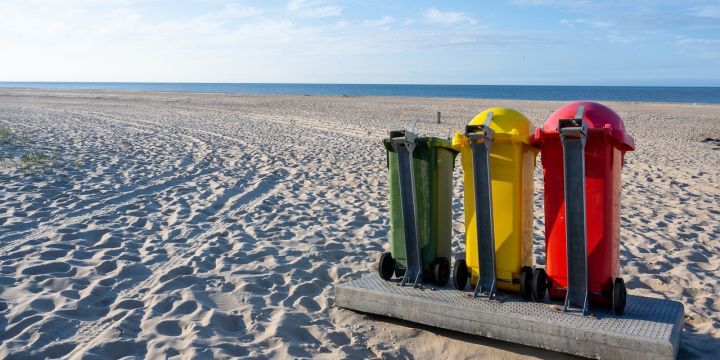 Drei Mülltonnen am Strand