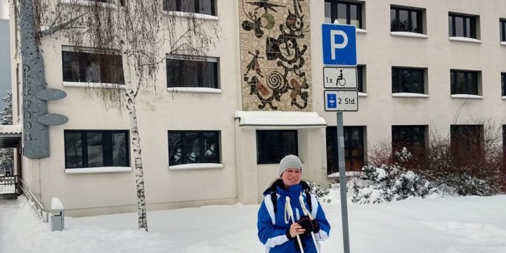 Anke Mehlhorn auf Skiern vor der EAB Lobeda  ©JenaKultur | EAB