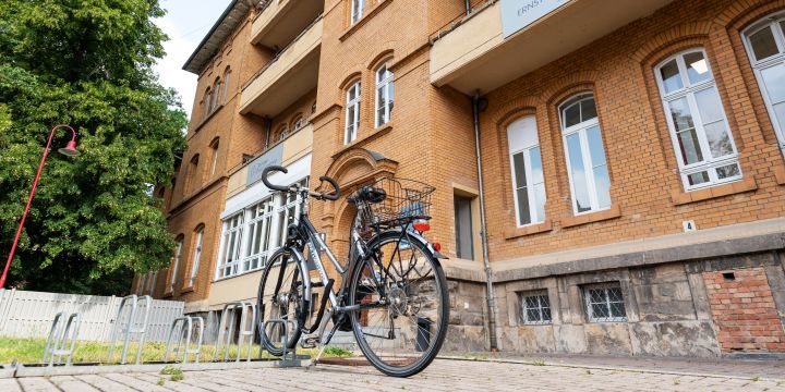 Rad vor EAB Jena Gebäude  ©JenaKultur | C. Worsch