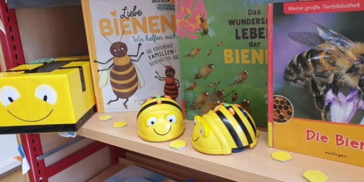 Lernroboter Bee Bots stehen in einem Regal in der Ernst-Abbe-Bücherei Jena  ©JenaKultur | EAB