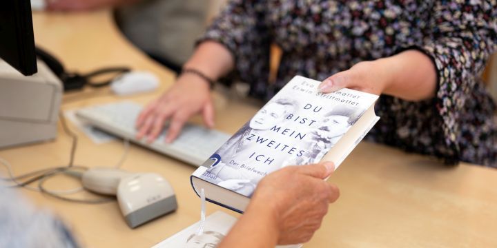 Frau hält Buch   ©JenaKultur | C. Worsch