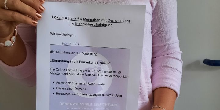 Frau hält ein Zertifikat zur Weiterbildung zum Thema Demenz EAB Jena   ©JenaKultur | EAB 