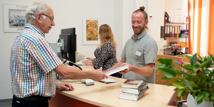 Senior überreicht Theke an EAB  ©JenaKultur | C. Worsch