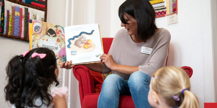 Kinder und EAB Mitarbeiterin beim Vorlesen  ©JenaKultur | C. Worsch