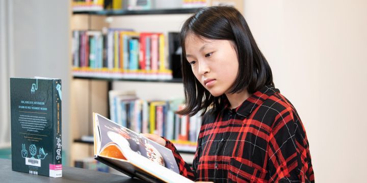 Frau liest in einem Buch  ©JenaKultur | C. Worsch