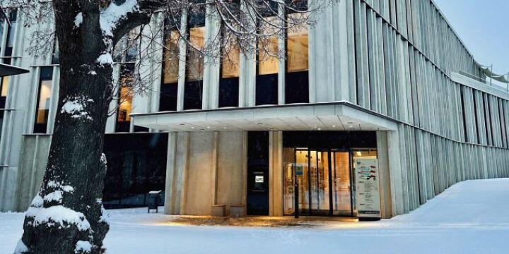 Haupteingang der EAB im Winter mit Schnee