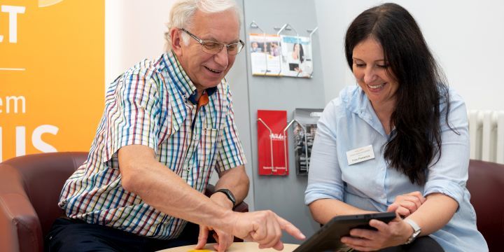 Man und Frau halten ein Ebook EAB jena 