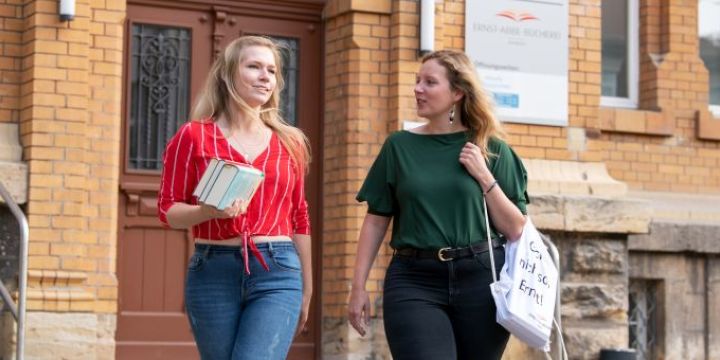 Zwei frauen vor der Bücherei Jena