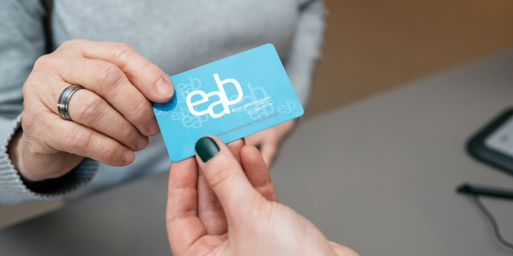 2 Hände und ein Nutzerausweis der EAB  ©EAB/ C. Worsch