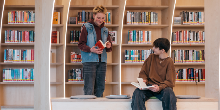 Zwei Jungs lesen in der Jugendbibliothek der EAB