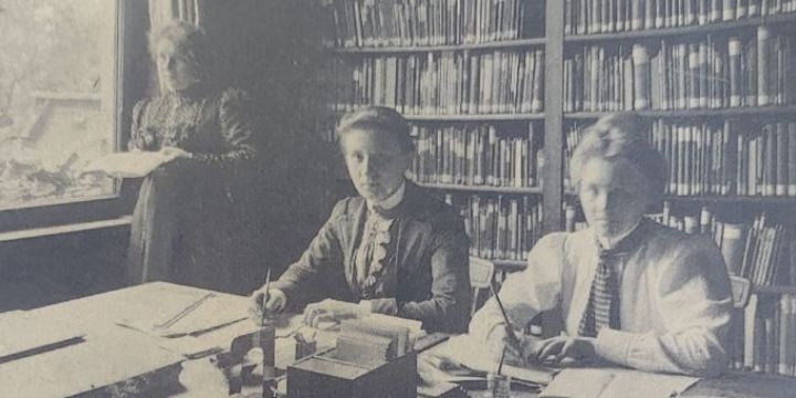 Drei Frauen sitzen im Lesesaal um 1900  ©JenaKultur | EAB