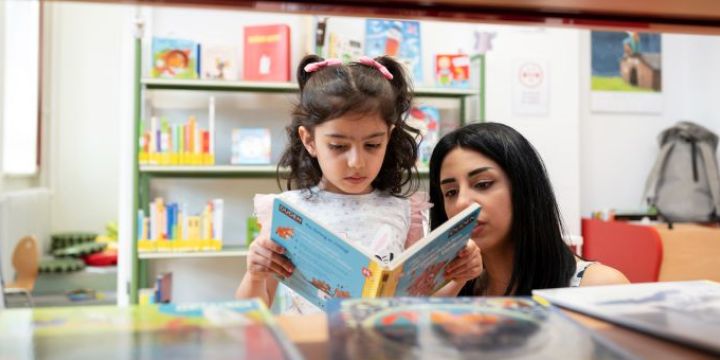 Mutter und Tochter am Regal in der Kinderbuchabteilung der Bibliothek Jena   ©JenaKultur | C. Worsch 