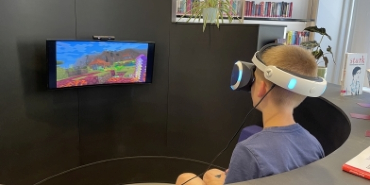 JUnge spielt an VR BRille  ©JenaKultur | EAB