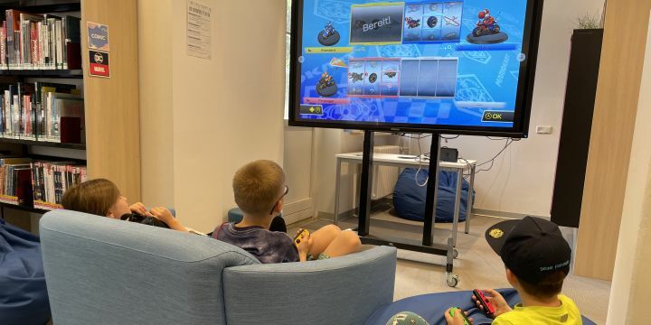 Kinder spielen an Konsole  ©JenaKultur | EAB