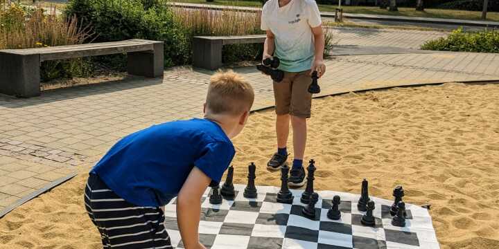 zwei Kinder spielen draußen Schach  ©JenaKultur/EAB