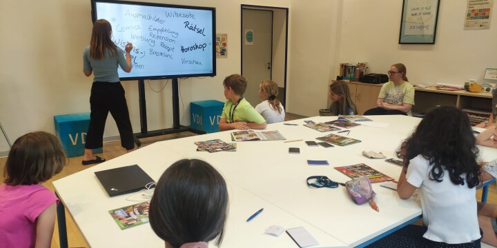 Kinder in der Technothek mit Frau Becher am Smartboard  ©EAB