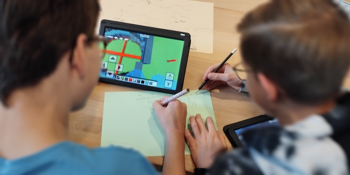 Kinder von hinten am Tablet EAB