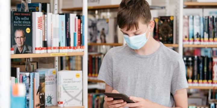 Junge hält notebook in der Zweigstelle Lobeda  ©JenaKultur | C. Worsch