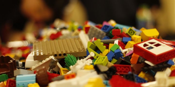 Lego Steine auf einem Haufen