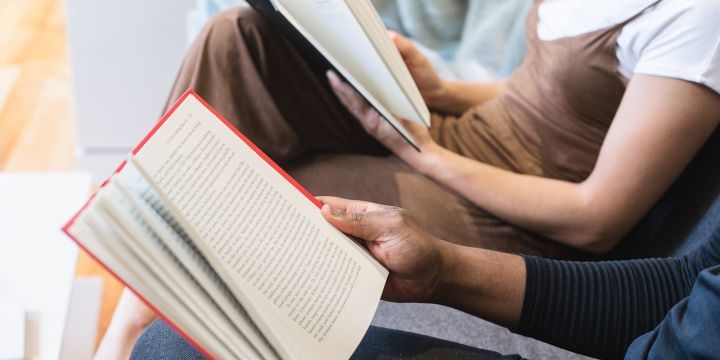 EAB Jena Mann und Frau mit Büchern