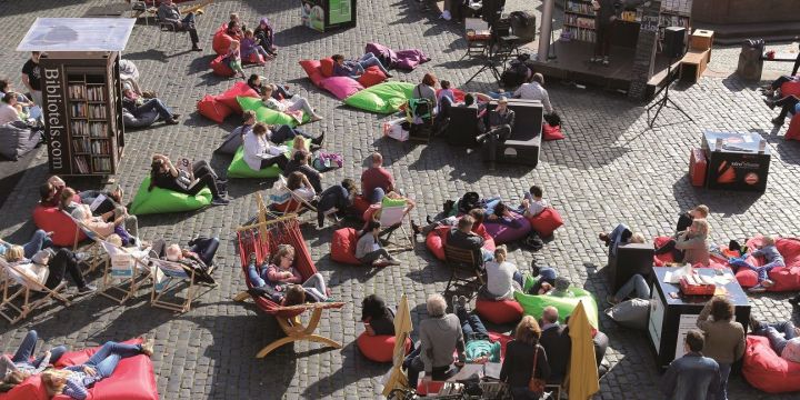 Blick von oben auf viele lesende Menschen in der Stadt  ©Innovationswerkstatt