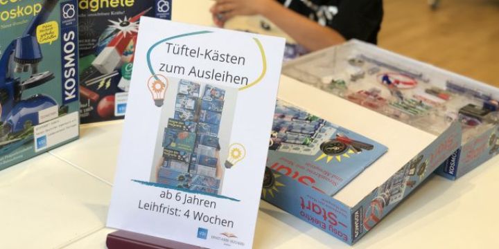 Junge tüftelt an Experimentiersets EAB Jena  ©JenaKultur | EAB Jena 