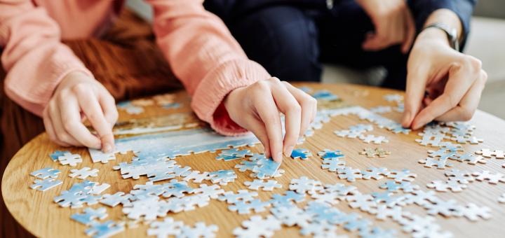 Zwei Personen puzzlen