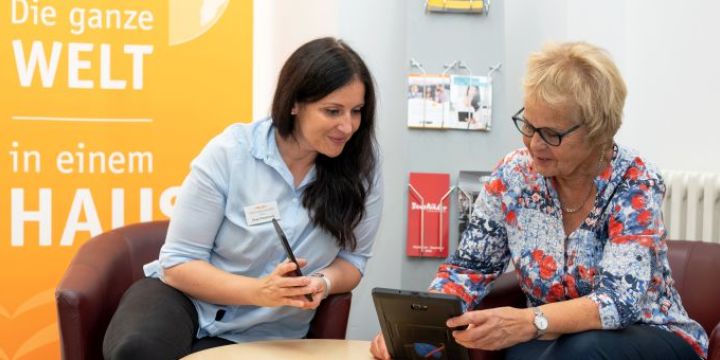 Zwei Frau mit Ebookreadern EAB Jena