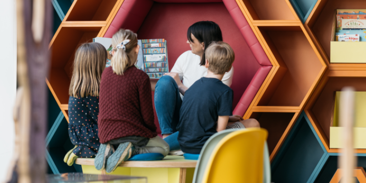 Frau liest Kindern vor  &copy;EAB | Christoph Worsch