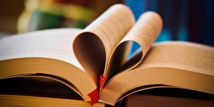 Buchseiten sind zu einem Herz gerollt  ©pixabay
