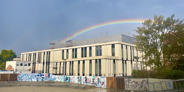 EAB Neubau mit Regenbogen