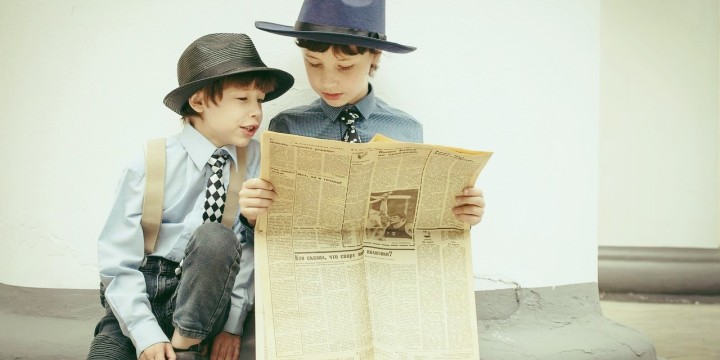 zwei Kinder lesen Zeitung   ©Pixabay