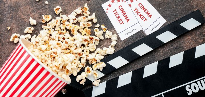 Popkorn, Kinotickets und eine Filmklappe