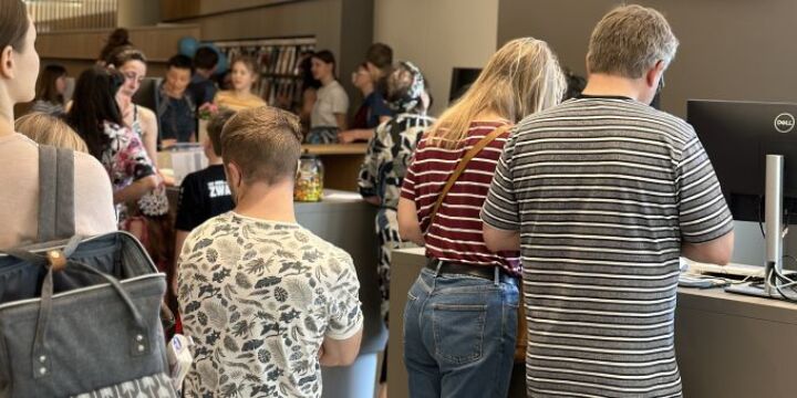 Menschen stehen in der Bücherei  ©JenaKultur | EAB