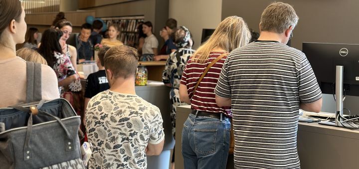 Menschen stehen in der Bücherei