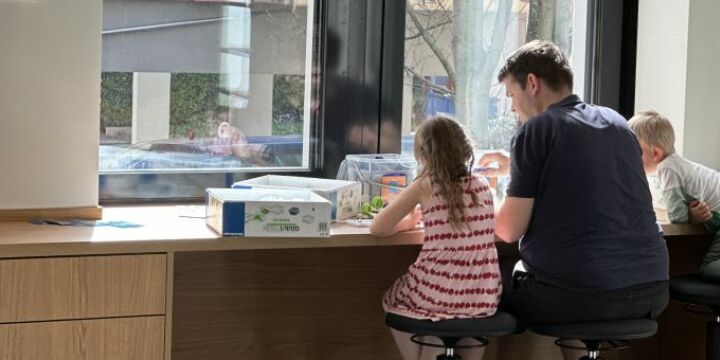 Vater Tüftelt mit seinen zwei Kindern in der Werkstatt der EAB
