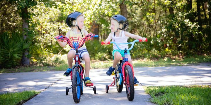 Zwei Mädchen fahren Rad  ©Unsplash.com | A. Faust