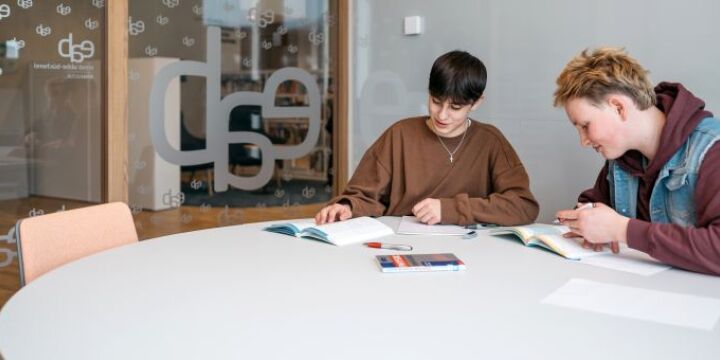 Jugendliche lernen im Gruppenarbeitsraum  ©EAB|Christoph Worsch