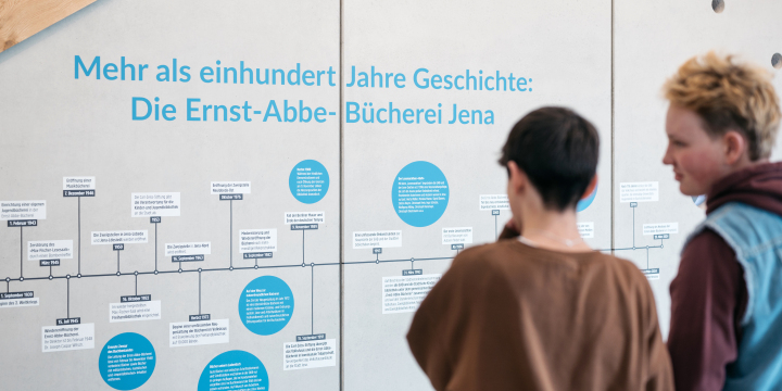Zwei Jugendliche die den Zeitstrah in der EAB anschaen