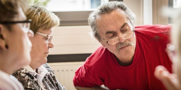 Mann zeigt Frauen etwas  ©JenaKultur | A. Hub