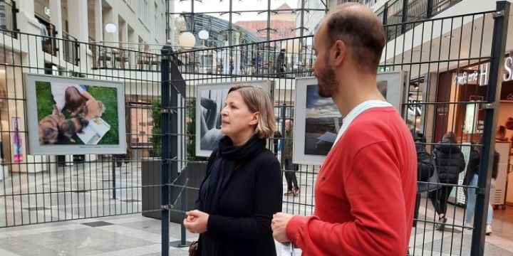 Zwei Menschen schauen sich die Ausstellung der EAB in der Goethe Galerie Jena an.  ©JenaKultur | EAB