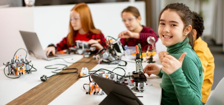 Mädchen die Roboter bauen