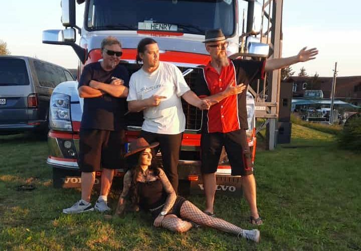 Bandmitglieder the fifth view vor einem Truck