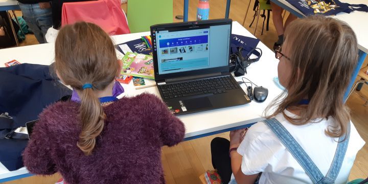 Zwei Mädchen am Laptop  ©JenaKultur | EAB Jena 
