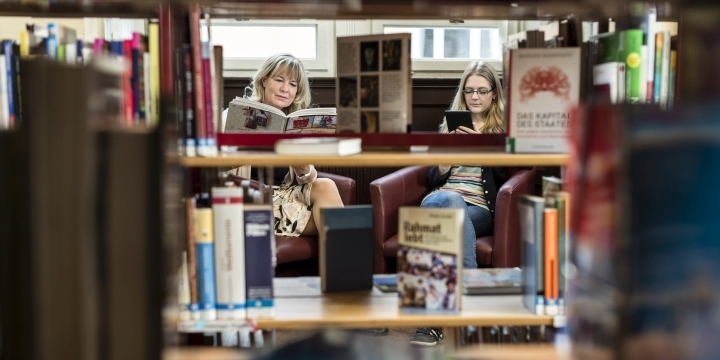 EAB lesende Frauen durch Bücherregal fotografiert  &copy;JenaKultur, A. Hub