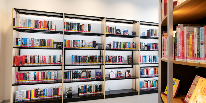 Bücherregale Jugendbereich EAB  ©JenaKultur | C. Worsch