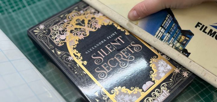 Eine Frau foliert ein Buch